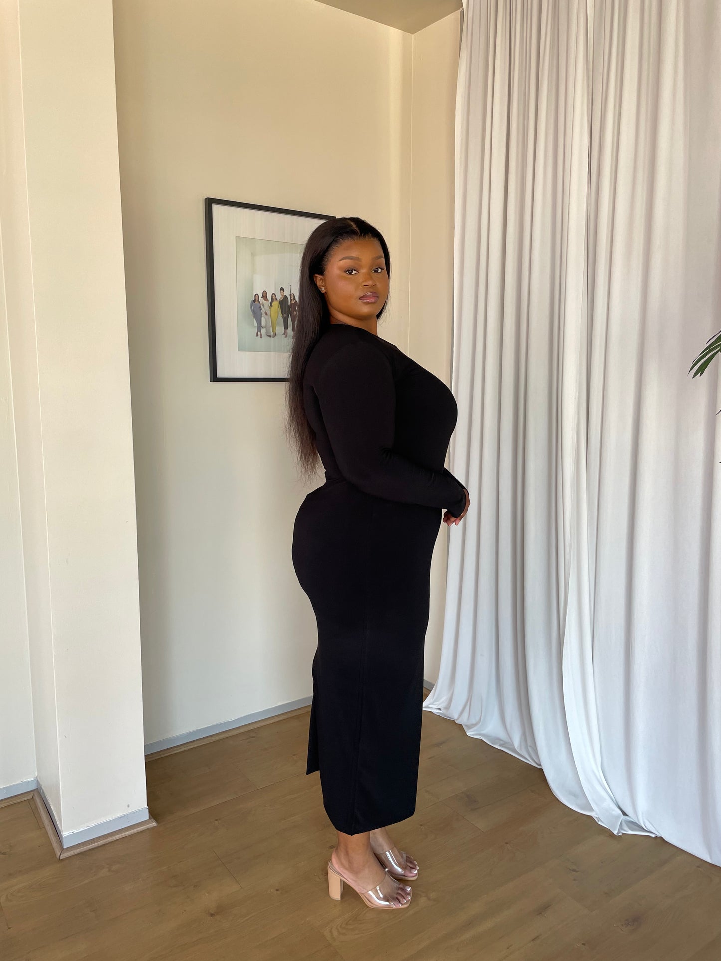 XL | Black Crew-Neck Sculpted Dress with Long Sleeves