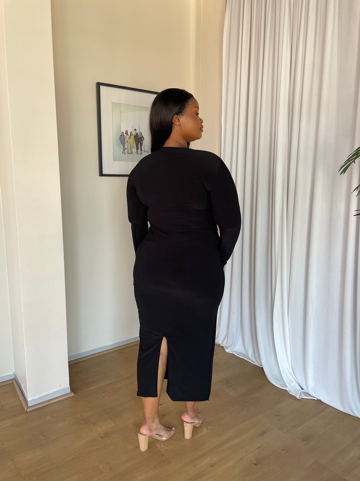 XL | Black Crew-Neck Sculpted Dress with Long Sleeves