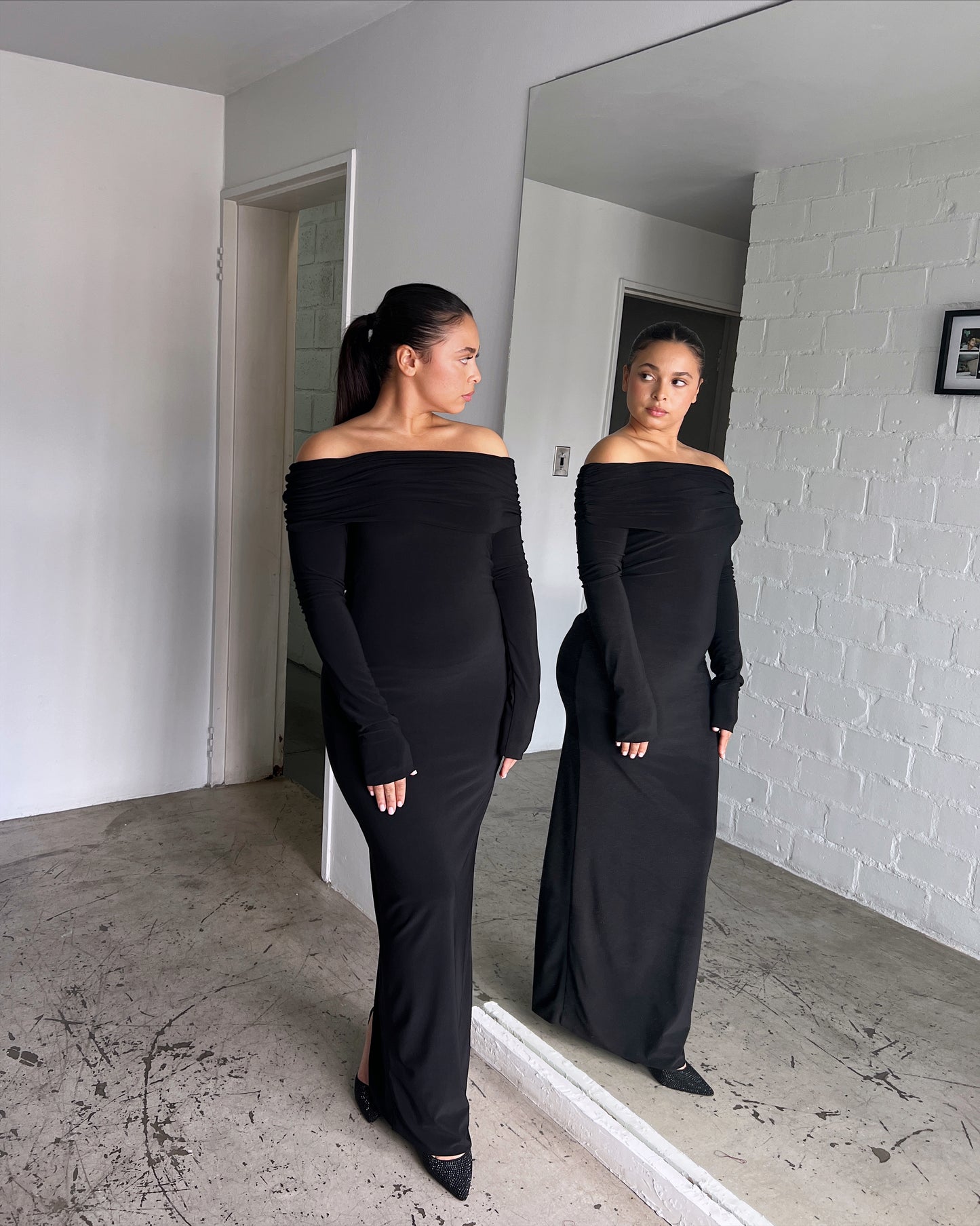 S | Black Smooth Off-shoulder Sculpted Dress