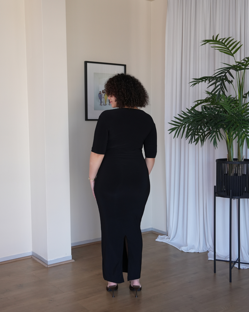 L | Black Crew-Neck Sculpted Dress with Short Sleeves